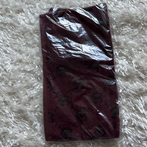 New $60 MRPs QUIET GOLF QG LINK TOWEL in Burgundy - Picture 3 of 14